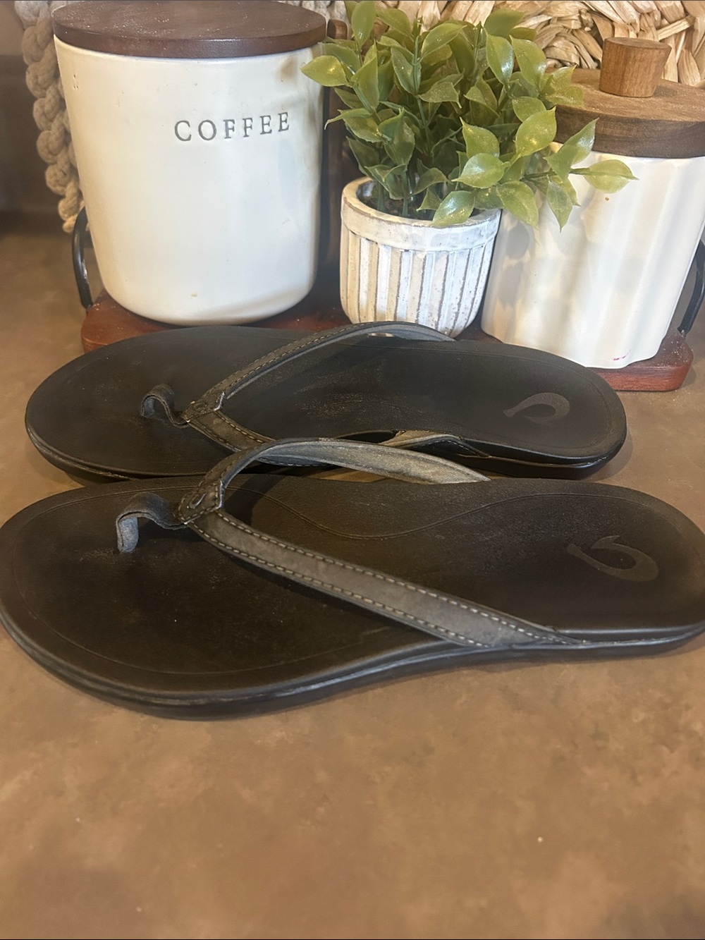 OluKai Ho’opio Malua Black Slim Thong Sandals flip flops 9